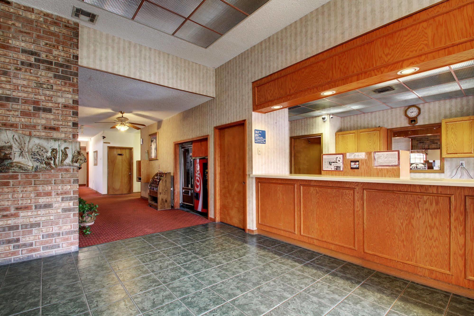 Hotel Del Sol - Pensacola Ferry Pass Екстериор снимка